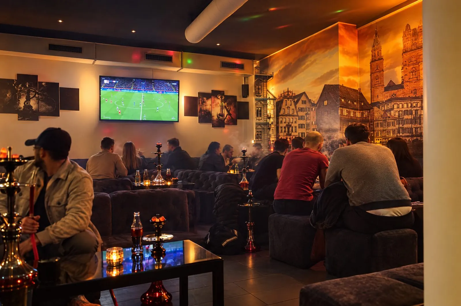 Lounge im KULT mit Fussball auf dem TV