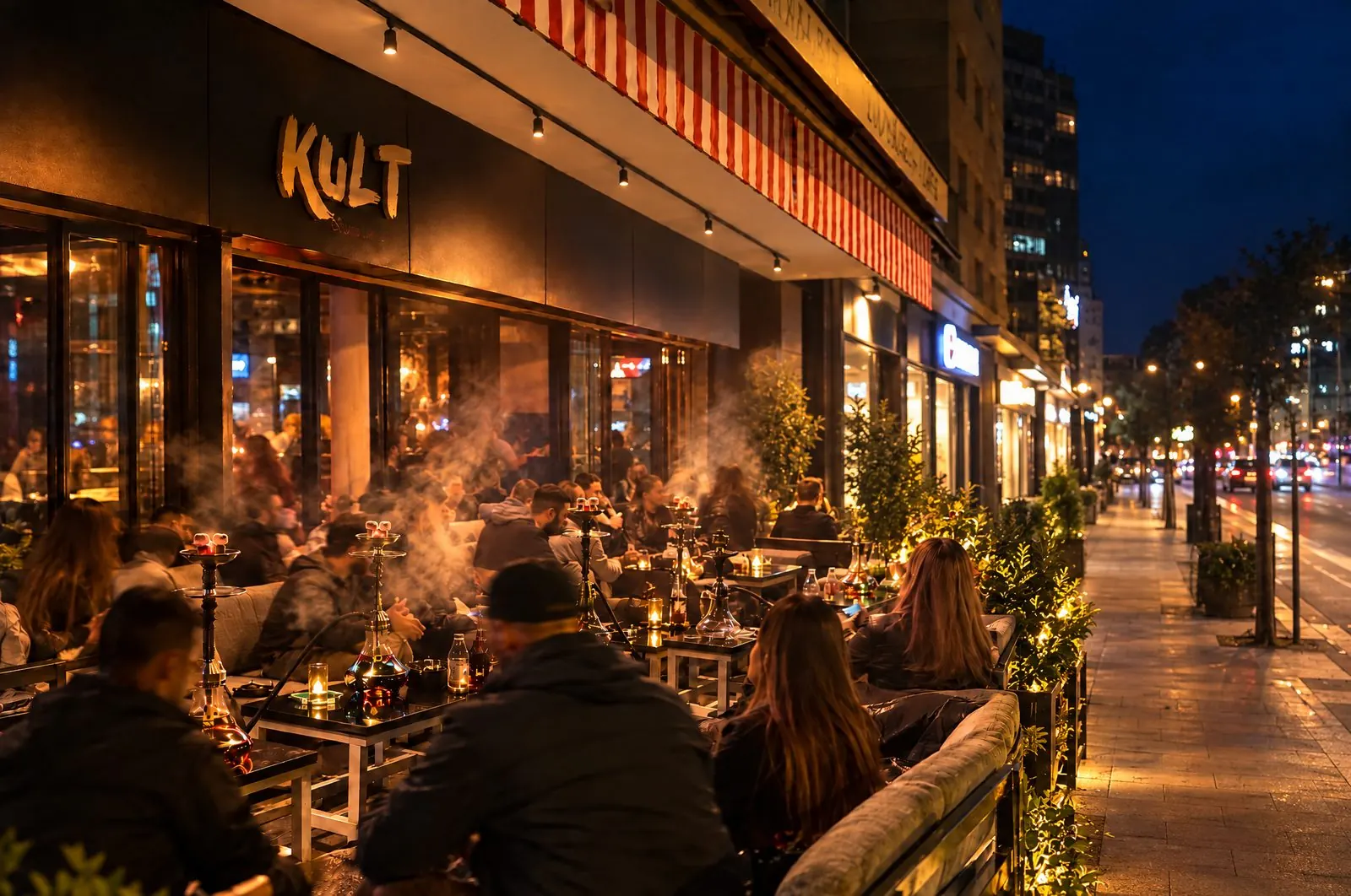 Volle Terrasse des KULT am Abend