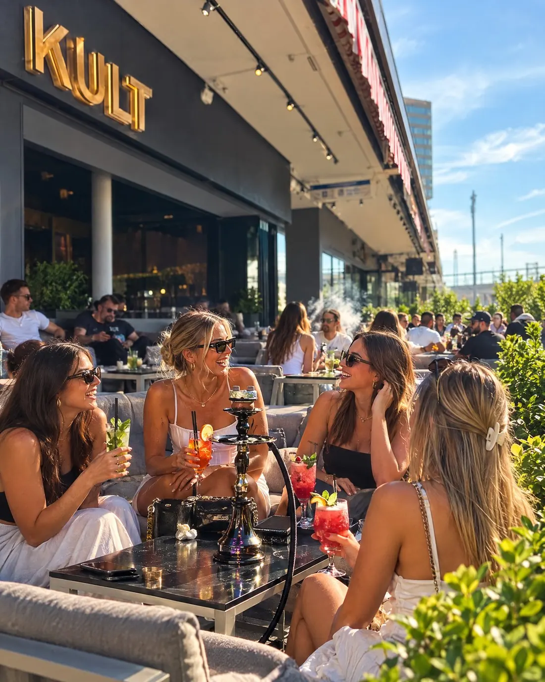 Freundinnen mit Cocktails und Shisha auf der KULT-Terrasse